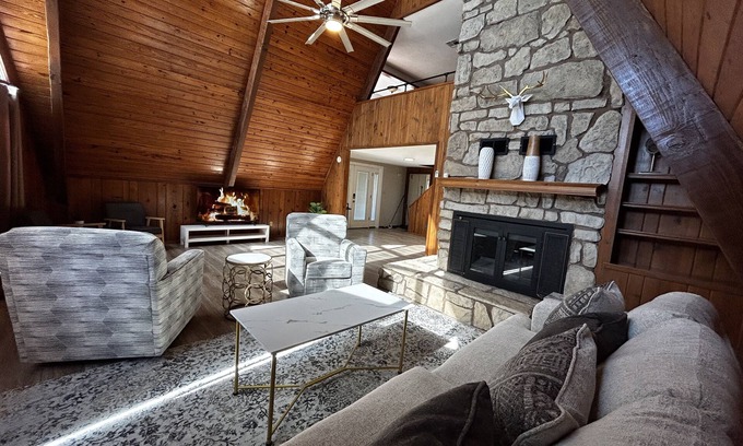 Kingston Casa | Cozy A-Frame with a Pool in Quiet Lake House Community