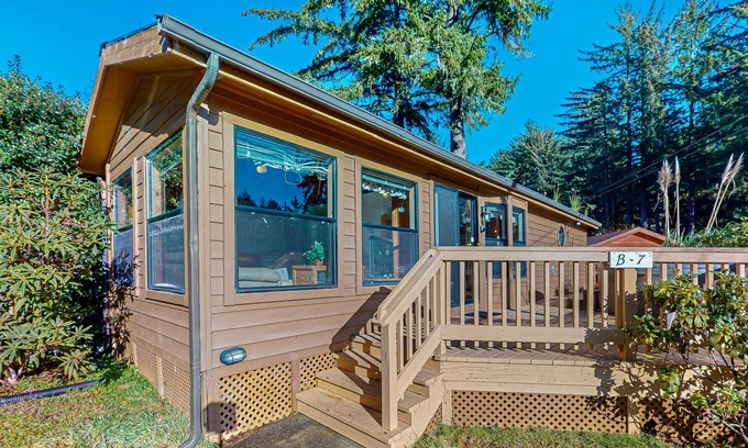 Brookings Cabina | Cozy abode steps from the beach with a private hot tub and nautical theme