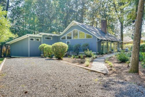 Summerville Historic District Casa | Cozy Abode with Yard about 1 Mi to Dtwn Summerville