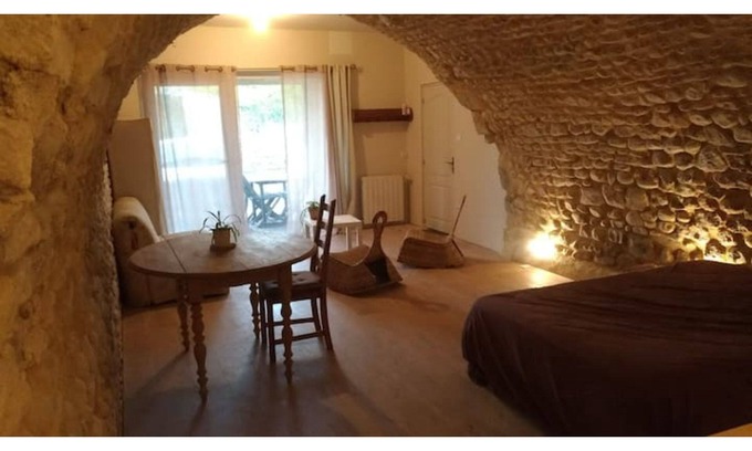 La Begude-de-Mazenc Apartamento | Cozy accommodation with beautiful stone vault, 30m2