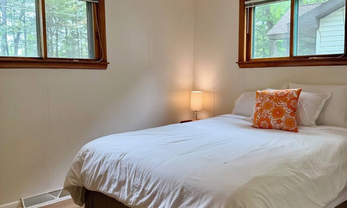 West Branch Cabaña | Acorn Cottage - lake view - pet friendly - wifi - a/c
