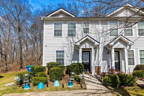 Church Street Casa | Cozy Airport Oasis Grey