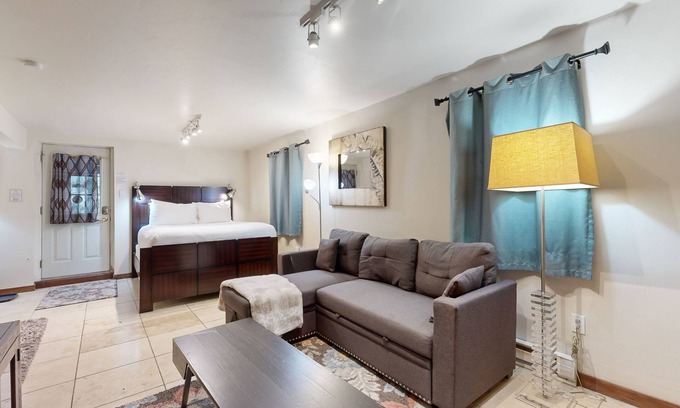 Intermountain Apartamento | Cozy Alpine Studio w/ High-End Mattresses, Hot Tub & Full Kitchen