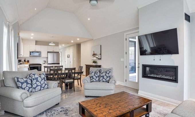 Minett Cabaña | SPACIOUS 5 BR LAKE ROSSEAU COTTAGE W/ GREAT VIEWS, NEW POOL AND BEACH ACCESS!