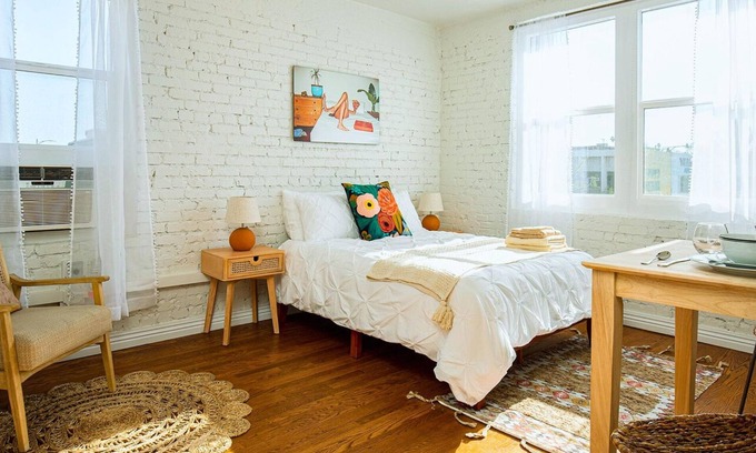 Rampart Village Apartamento | Cozy and Bright Studio Ideal for Couples!