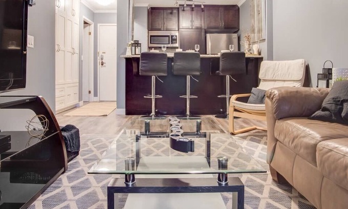 Eau Claire Condominio | Cozy and Central DT Home w Gym Coffee Parking BBQ!