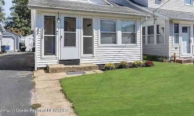 Belmar Casa | Cozy and centrally located private home in Belmar.