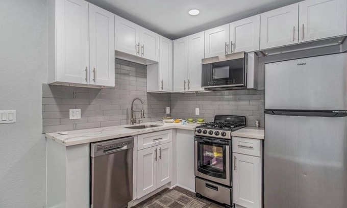 Houston Apartamento | Cozy and centric private guesthouse with easy access around Houston’s downtown!