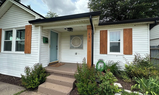 Norman Casa | Cozy and charming 2-bedroom house in Norman with EV charger. Close to downtown.
