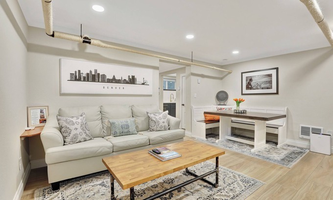 Cheesman Park Apartamento | Cozy and Chic 1-Bedroom Apartment in Historic Central Denver - Pet Friendly