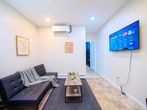 The Heights Apartamento | Cozy and Chic 2BR apartment mins to NYC