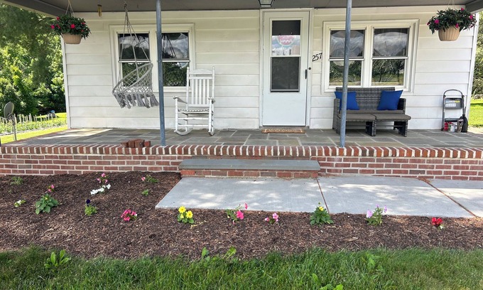 Orrtanna Otro | Cozy and Clean Farmhouse in Mountains near Gettysburg. No extra cleaning fees!