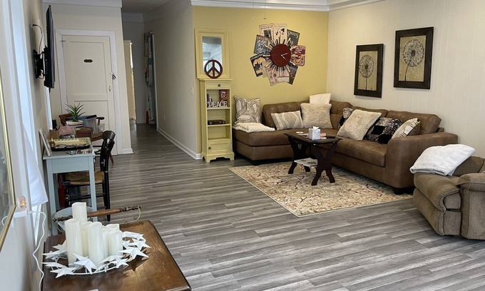 Port Clinton Cabaña | Cozy and close to downtown Port Clinton, Jet Express to Put-In-Bay and fishing!