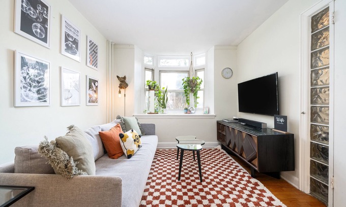 West Side Apartamento | Cozy and Comfortable JC Apartment with yard
