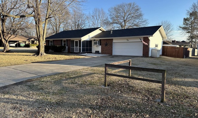 Republic Casa | Cozy and Comfortable home with easy access to Hwy 60 and Springfield!