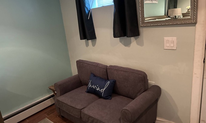 Queens Apartamento | Cozy and comfortable studio room on lower level of townhouse with private entry