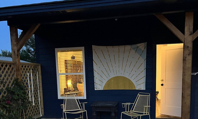 Lexington Cabina | Cozy and comfy lodging. Walking distance to the town square and BBQ!
