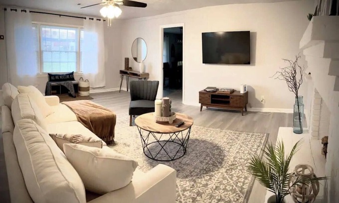 Woodstock Casa | Cozy and Elegant Home Near Downtown Woodstock!