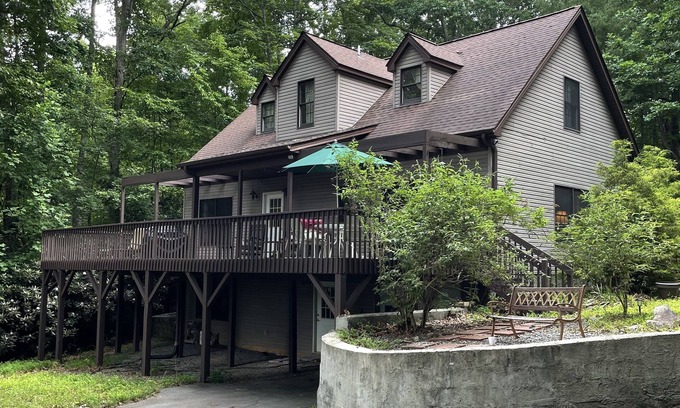 Pisgah Forest Cabaña | Cozy and fun mountain-view cottage 10 mins from shopping and hiking