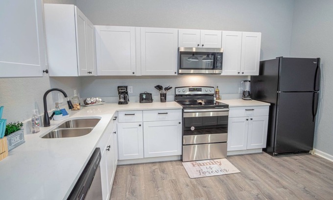 Near East Side Casa | Cozy and Lovely 2BR 2BA Apt#a Near Lively Downtown