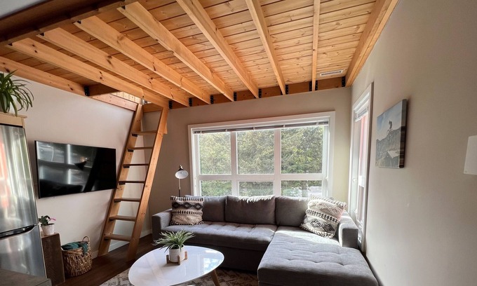 Nordic Estates Casa | Cozy and modern 1 bedroom in Creekside