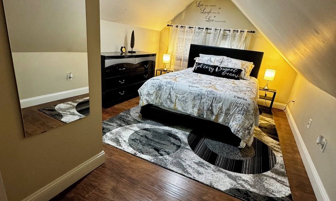 Elizabeth Casa | Cozy and modern apartment. Only 5 mins from Newark airport and 30 mins to NYC