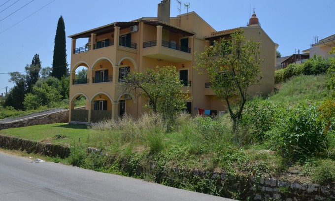 Potamos Apartamento | Acogedora y moderna casa cerca de la ciudad de Corfú con WiFi y jardín perfecto para familias.