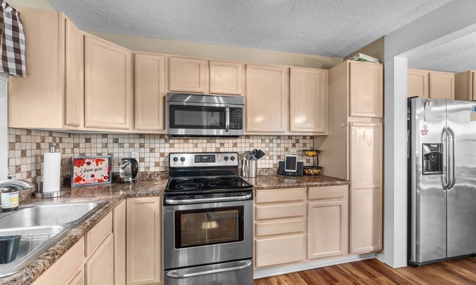 Lakeland Casa | Cozy and Private 2-bedroom townhome in Lakeland - peaceful nature backdrop!