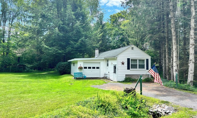 Newfield Cabaña | Cozy and private countryside cottage in Newfield. Pet-friendly!
