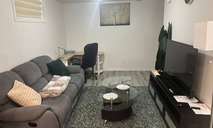Southeast Calgary Apartamento | Cozy and Private Suite - Free On-Prem Parking & PS5 Available