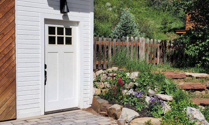 Minturn Casa | Cozy and quiet carriage house apartment in downtown Minturn.
