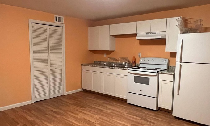 Jonesboro Apartamento | Cozy and Quiet getaway near shopping and entertainment.