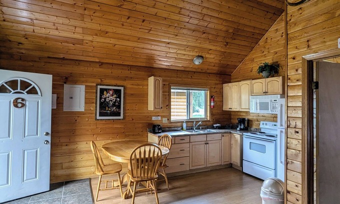 Regional District of Fraser-Fort George Cabina | Cozy and Relaxing Getaway Cabin #6