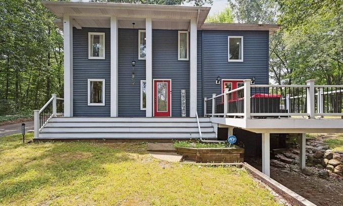 Dowagiac Casa | Cozy and spacious home in Twin Lakes Area.