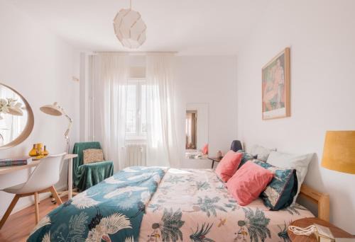 Moncloa-Aravaca Casa | Cozy and Stylish Room with Natural Light and Vibrant Decor