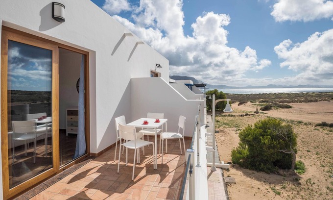 Caleta de Sebo Apartamento | Acogedor apartamento "Cuesta del Salado I" cerca de la playa con vistas a la montaña