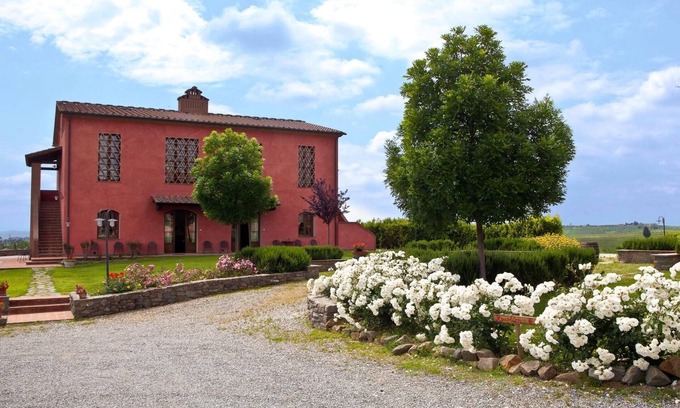 Cerreto Guidi Otro | Cozy apartment for visiting Tuscany. Pets allowed.