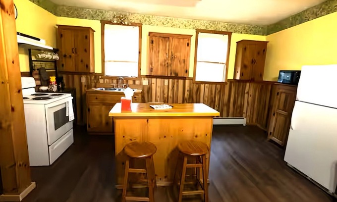 Colebrook Apartamento | Cozy apartment in Colebrook NH