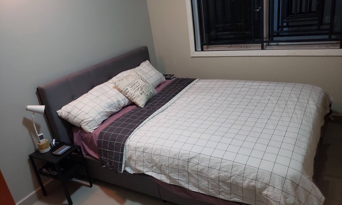 Freetown Apartamento | Cozy apartment minutes away from downtown, hiking trails, and beach attractions.