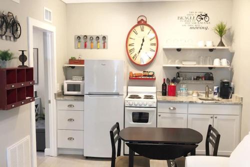 Downtown Dunedin Apartamento | Cozy Apartment Overlooking Downtown and Park NO KIDS, NO PETS