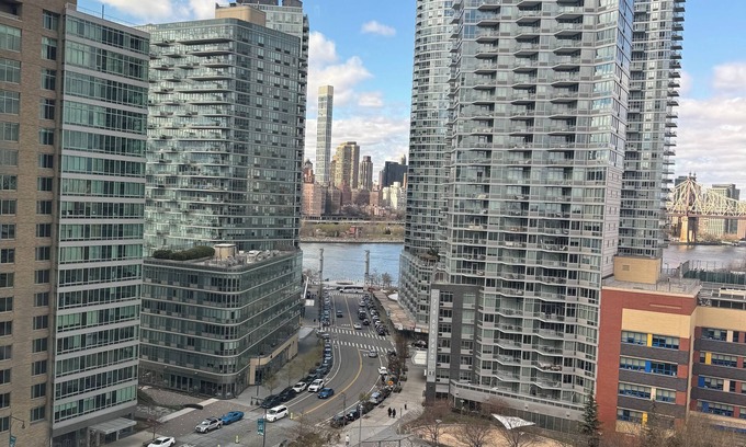 Hunters Point Apartamento | Cozy apartment with, East River Views & NYC Skyline! In a luxurious neighborhood
