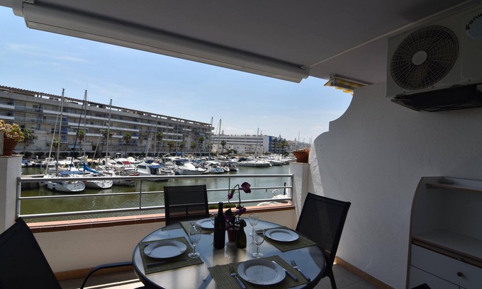 Santa Margarida Apartamento | Apartamento acogedor con terraza y vistas al canal, cerca de la playa en Roses, Costa Brava.