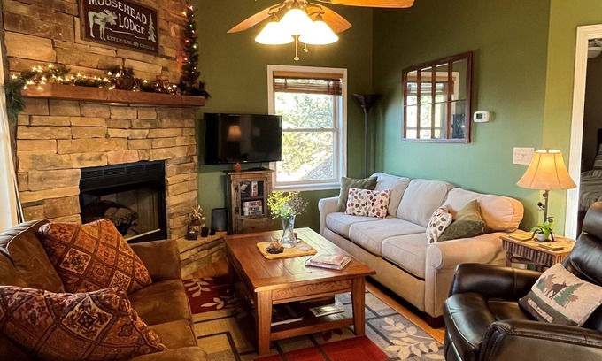 Marble Cabina | Cozy Appalachian Mountain Cabin with a beautiful mountain range view & sunsets