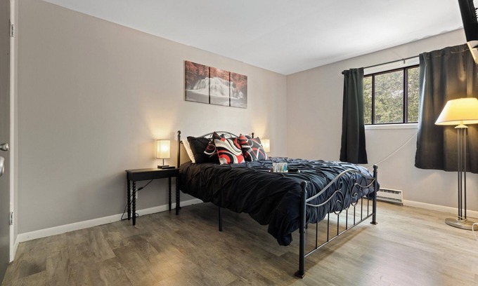 Aurora Apartamento | Cozy apt Aurora/Sleeps 8/FREE Wifi/55"TV/Parking