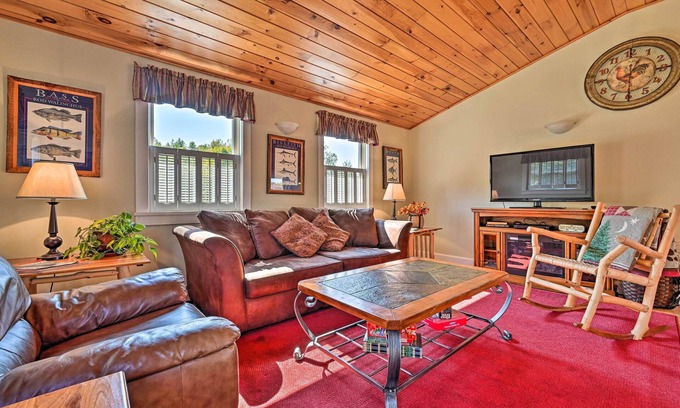 Moscow Apartamento | Cozy Apt w/ Hot Tub & Deck, 10 Mi to Stowe Resort!
