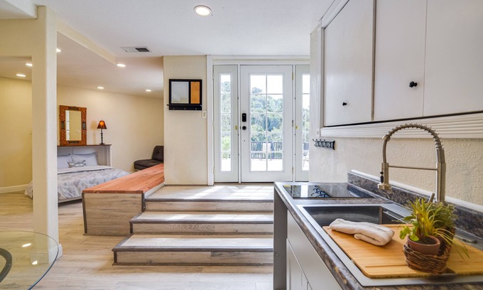 Aptos Apartamento | Cozy Aptos Studio ~ 2 Mi to Seacliff State Beach!
