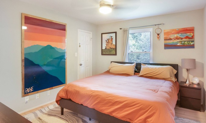 Parker Lane Casa | Cozy Art Bungalow: 3/2 Home with huge fenced yard, 5 mins to South Congress