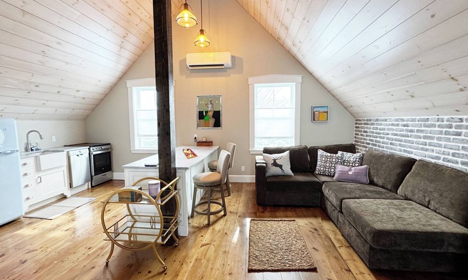 Camden Apartamento | Cozy, Artful, Classic Maine Studio Apartment