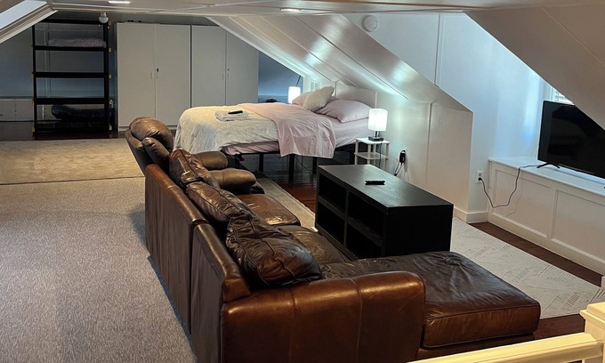Halfway Apartamento | Cozy Attic! With adjustable office space and ergonomic king size bed.