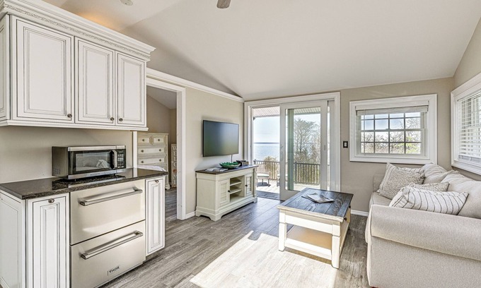 Baiting Hollow Cabaña | Cozy Baiting Hollow Bungalow: Views, Walk to Beach